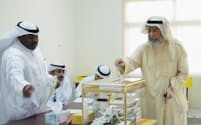 ４日、クウェートの国民議会選挙に投票する市民＝ロイター
