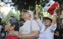 メキシコシティのエクアドル大使館前では抗議活動も起きた（6日）＝AP