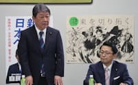 茂木幹事長（左）は政治資金問題を巡る処分の対象が39人にのぼったことに関し「重く受け止める」と語った（7日、名古屋市）