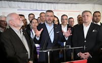 7日、首都ブラチスラバでフィツォ首相（前列右）と共に支持者の前に現れたペレグリニ氏（中央）＝ＡＰ