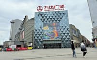 商業施設「万達広場」は中国で高い知名度を誇る（4月上旬、遼寧省大連市）