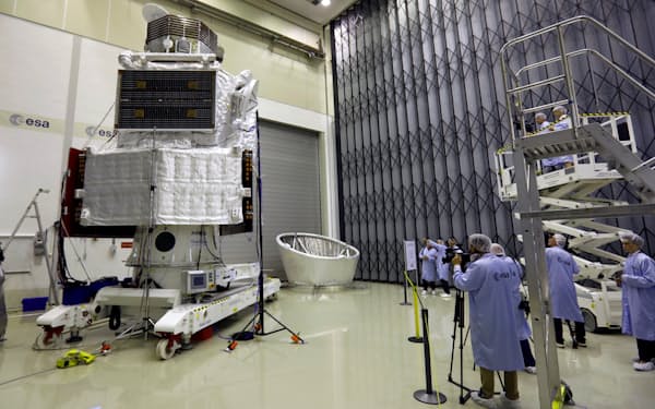 日欧の水星探査計画「ベピコロンボ」の開発現場（ESAのオランダ拠点、2017年）=ロイター