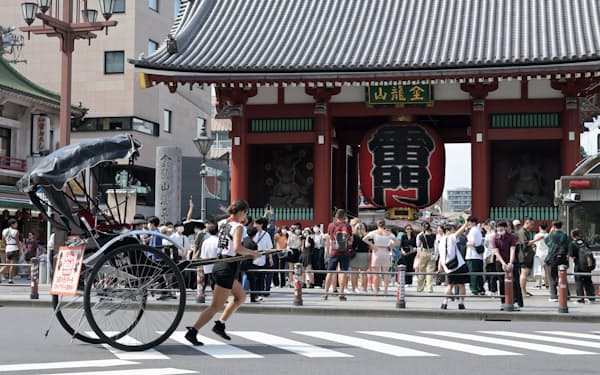 外国人をはじめ観光客でにぎわう東京・浅草の雷門前