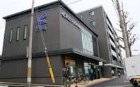 京都信用金庫の円町支店では一部の敷地をマンション（奥）向けに売却した（京都市）