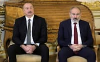 コーカサス和平のカギを握るアゼルバイジャンのアリエフ大統領とアルメニアのパシニャン首相（2023年12月、ロシア北西部のサンクトペテルブルクで）＝ロイター
