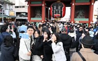 中国からの観光客で混雑する東京・浅草の雷門前（2月）