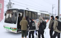 北海道赤井川村が運行する「むらバス」は23年度、年間利用者数が約2万人に（2月、北海道余市町）