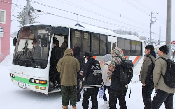 北海道赤井川村が運行する「むらバス」は23年度、年間利用者数が約2万人に（2月、北海道余市町）