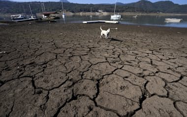 地球温暖化が進めば干ばつや熱波など異常気象が頻発すると危惧されている。干ばつによって干上がったメキシコ南部オアハカ州のダム（2024年3月）=AP