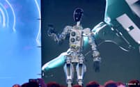 米テスラが開発しているヒト型ロボットの試作機＝同社の配信動画より