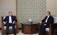 シリアのメクダド外相㊨と会談するイランのアブドラヒアン外相（８日、ダマスカス）＝ロイター