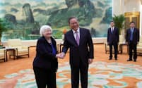 中国の李強首相㊨と握手するイエレン米財務長官（7日、北京の人民大会堂）＝ロイター