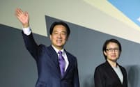 ５月に台湾総統に就任する民進党の頼清徳氏。右は副総統に就く蕭美琴氏＝共同