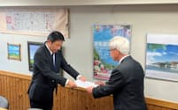JA静岡中央会の鈴木会長㊨が県農林水産担当部長に声明文を渡した（9日、静岡県庁）