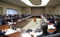 経産省はクレジットカードの安全性向上に関する官民協議会を開いた（9日、東京都千代田区）