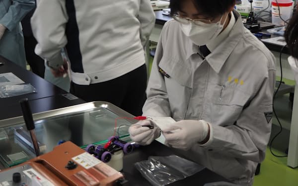産総研は高校生や高専生向けに電池の製造実習を実施した