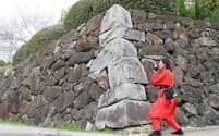 小倉城の「忍者石垣」。忍者装束のおもてなしスタッフはサービス精神が満点（北九州市）