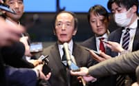 岸田首相と面会後、記者団の取材に答える日銀の植田総裁（３月19日、首相官邸）