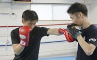 IBFバンタム級のタイトル戦に向け、西田凌佑（左）が練習を公開した（9日、大阪市）＝共同