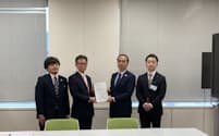 福井県の中村副知事（左から２番目）らは北陸応援割を巡る要望書を観光庁に提出した（9日、東京・千代田）