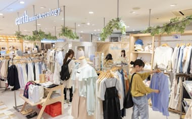若者向けの服が並ぶアースミュージック&エコロジーの店舗（東京・西新宿の新宿ミロード）