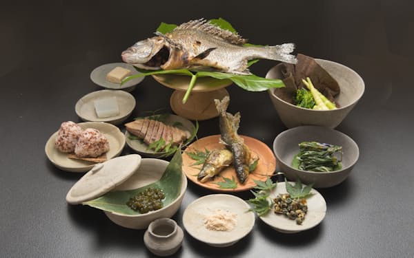 アシツキノリの酢の物（手前左）など万葉集に登場する古代越中の食材を使った料理