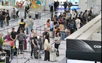 海外へ出発する人たちで混雑する成田空港の国際線出発ロビー