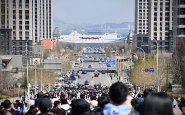 客船が通過する時間になると「港東五街」には人々が押し寄せる（4月、遼寧省大連市）