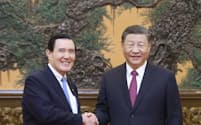台湾の馬英九前総統（左）と握手する中国の習近平国家主席（10日、北京の人民大会堂）＝新華社・共同