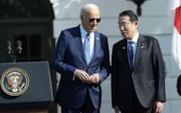 バイデン大統領と岸田首相は10日、首脳会談に先立ちホワイトハウスでの歓迎式典に出席した＝AP