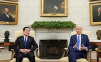 ホワイトハウスで首脳会談に臨むバイデン米大統領（右）と岸田首相（10日）＝ロイター