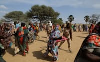 スーダンの戦火を逃れチャド国境にたどりついた避難民（23年５月）＝ロイター