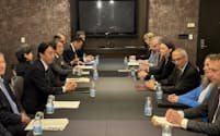 斎藤経産相（㊧中央）とポデスタ米大統領上級顧問（㊨中央）が10日午後、ワシントンで会談した