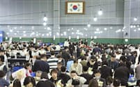 10日、ソウルの体育館で行われた韓国総選挙の開票作業（共同）