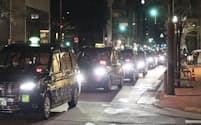 夜の繁華街などでタクシーの行列ができる一方で、タクシーがつかまらなかった経験がある人は少なくない＝共同