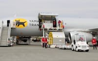 ヤマトHDとJALが運航を始めた貨物専用機（11日、新千歳空港）