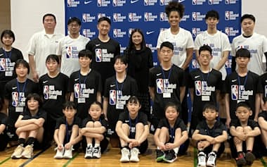 NBAバスケットボールスクールの開講に合わせて記念撮影するNBAアジアのラス氏（上段右から4人目）ら（東京都渋谷区の渋谷教育学園渋谷中高）