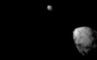 NASAの探査機DARTが撮影した小惑星ディディモス（右下）とその衛星ディモルフォス（中央）。DARTミッションの目的は、地球に向かってくる小惑星に探査機を衝突させ、その軌道を変えられるかどうかを検証することだった。この画像を撮影した約2分半後、DARTは予定通りディモルフォスに衝突し、軌道を変えた。（NASA/JOHNS HOPKINS APL）
