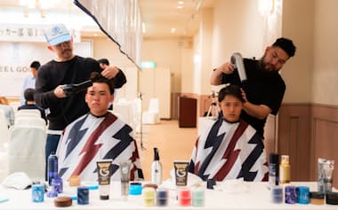マンダムは部活動に加入する高校生の髪を整えるイベントを開き、自社の知名度の向上を狙う