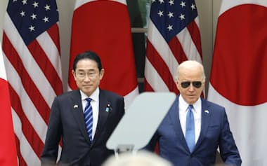 会談後、共同記者会見に臨む岸田首相（左）とバイデン大統領=10日、米ホワイトハウス（共同）