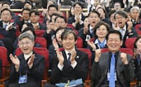 10日、韓国総選挙の出口調査結果を見守る「祖国革新党」の曺国代表㊥＝共同