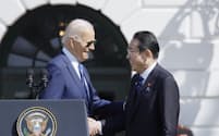 首脳会談を前に、米ホワイトハウスでの歓迎式典で握手を交わす岸田首相（右）とバイデン大統領（10日）＝共同