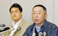 39歳の玉塚元一氏（左）との社長交代を発表するファーストリテイリングの柳井正氏（2002年５月）