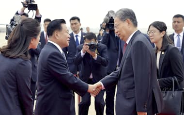 平壌に到着し、空港で北朝鮮の崔竜海・最高人民会議常任委員長（左から2人目）の出迎えを受ける中国共産党序列3位の趙楽際氏=11日（共同）