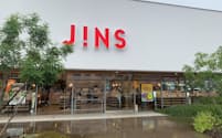 ジンズは国内店舗で従業員の待遇改善を進めている