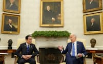 ホワイトハウスで会談する岸田首相とバイデン大統領（10日、ワシントン）＝ロイター