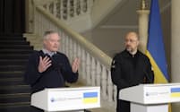 ウクライナを訪問したOECDのマティアス・コーマン事務総長㊧（23年2月、キーウ）＝AP