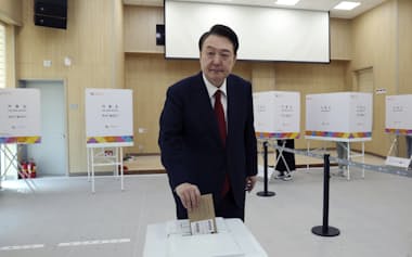韓国総選挙での与党敗北で尹錫悦大統領の求心力が低下するのは避けられない（5日、ソウル）=AP