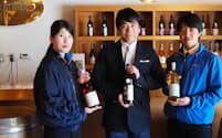 フジクレールワイナリーの澤村貫太社長㊥、栽培責任者の久保田博之氏㊨、醸造担当の杉尾里和氏。2023年から新たな挑戦を始めた