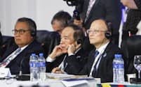 ２月にブラジル・サンパウロで開かれたG20財務相・中央銀行総裁会議に出席した神田真人財務官（右）と日銀の植田和男総裁（中央）＝共同